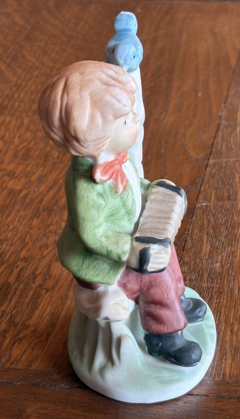 Statuette: Junge mit Ziehharmonika & Vogel. – Usato da Neukirch-Egnach venduto da Phion 1