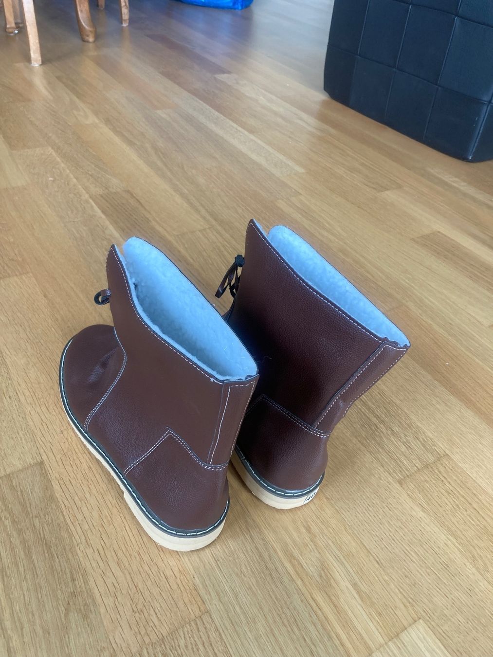 Damenschuhe: Einfache braune Kunstlederstiefel – Gebraucht aus Zürich von beckybron 1