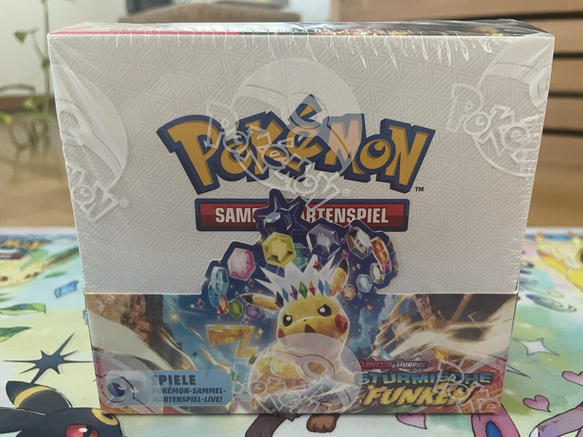 Pokémon Carte collezionabili: Pokemon Surging Sparks Display DE – Nuovo e nell'imballaggio originale da Wallisellen venduto da ale_v9vd 1
