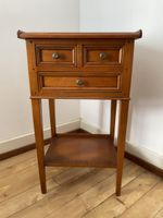 Elegantes Beistellmöbel / Nachttisch mit 3 Schubladen