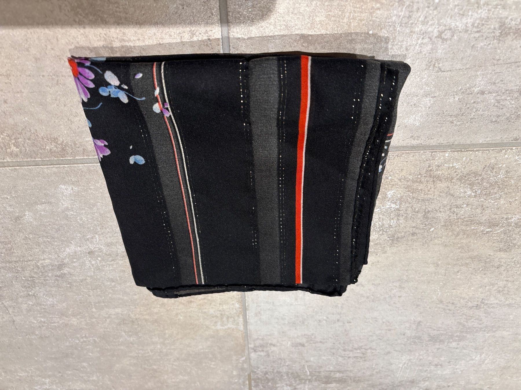 Foulards, Tücher & Schals: Schwarzes Foulard mit Blumenmuster - Amor – Gebraucht aus Bülach von Jackybabue 4