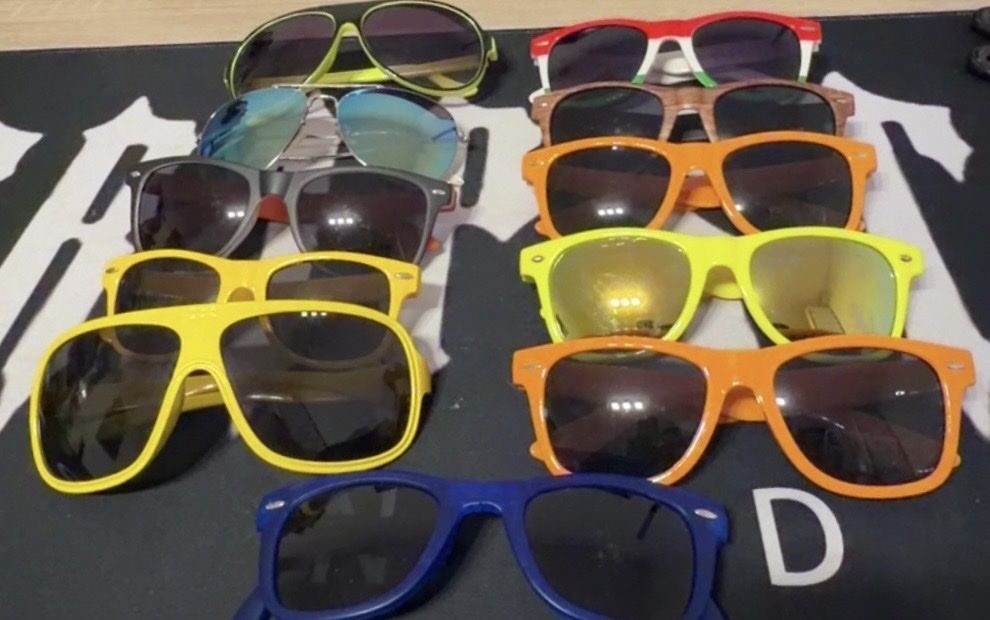 Lunettes & Verres: Sonnenbrillen Set 10Stk. bunt Mix neu – D'occasion à Visp par locosshop