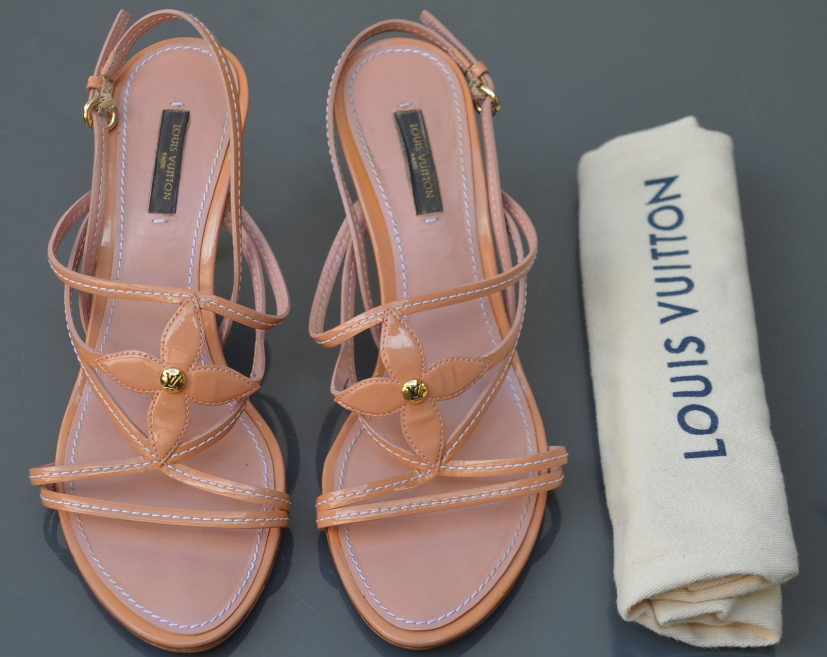 Louis Vuitton Damenschuhe: Sandalen / Sandales Louis Vuitton  .38,5 – Gebraucht aus Collonges von Auganien 2