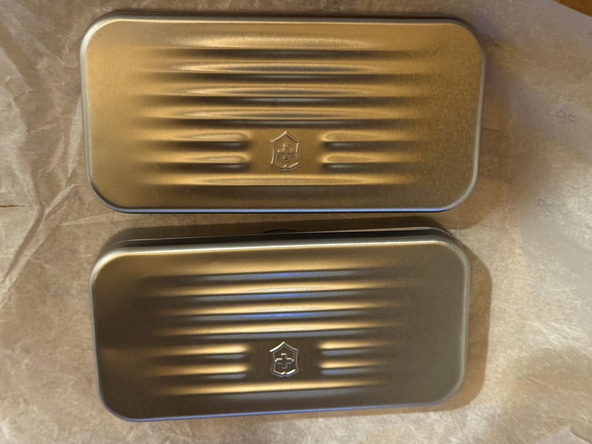 Behälter & Ähnliches: Swiss Amenity Kit Businessclass – Gebraucht aus Savognin von Buongiorno