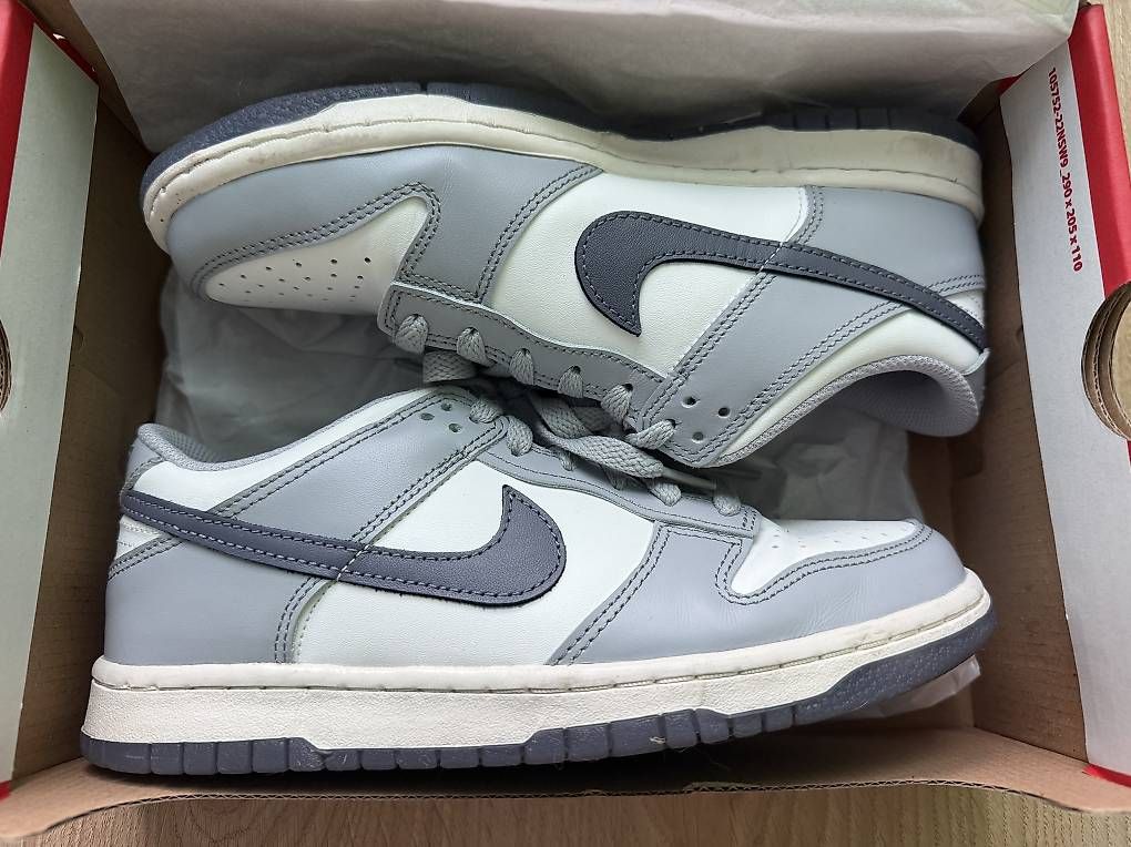 Nike Scarpe per ragazze: Nike Dunk Low summit white/light carbon Grösse 39 – Usato da ZUFIKON venduto da SULMI01