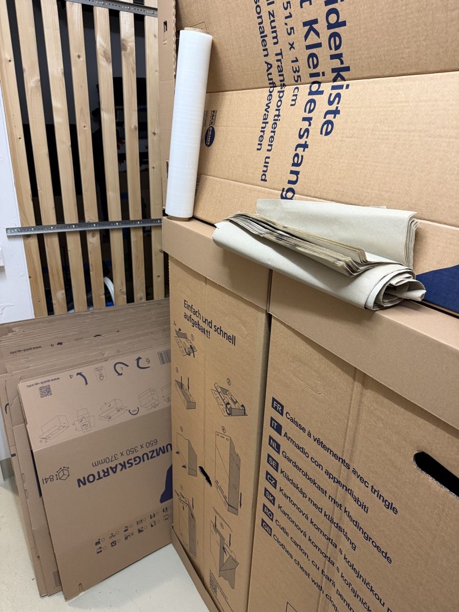 Über 30 Umzugskartons + 3 Kleiderboxen + Verpackungsmaterial (Gebraucht ...