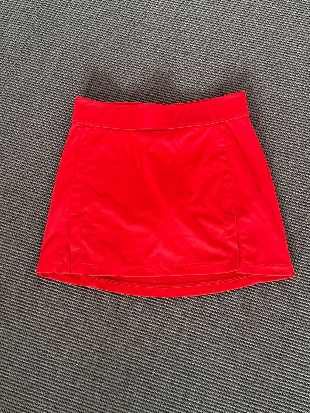 Lindeberg Gonne: J. Lindeberg Golfrock Skort XS, rot – Usato da Safnern venduto da Doosie