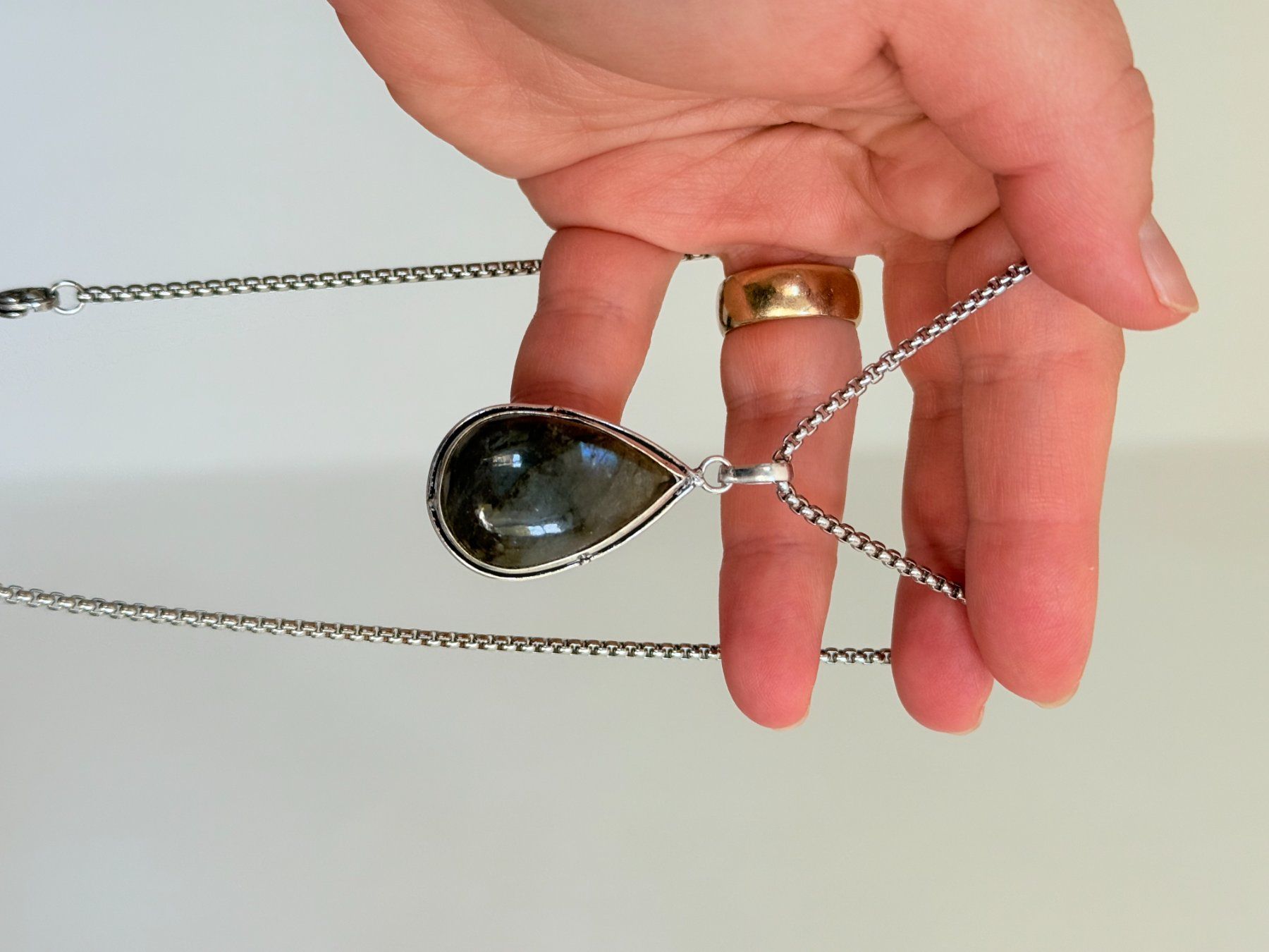 Ketten: Collier avec pendentif labradorite – Neu und originalverpackt aus Genève von AGBERG 4