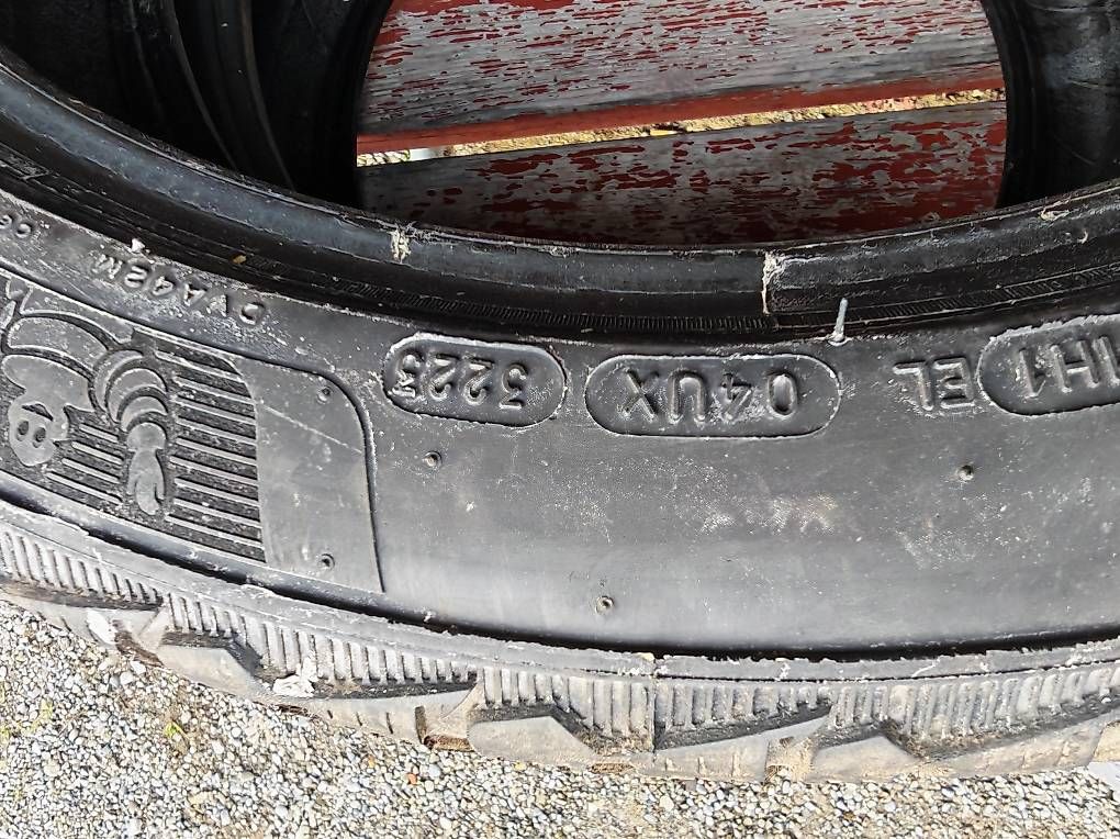 Pneus & Kompletträder: 2 Pneus hiver 235.45.18 Michelin  – Gebraucht aus Mamishaus von raphael4954