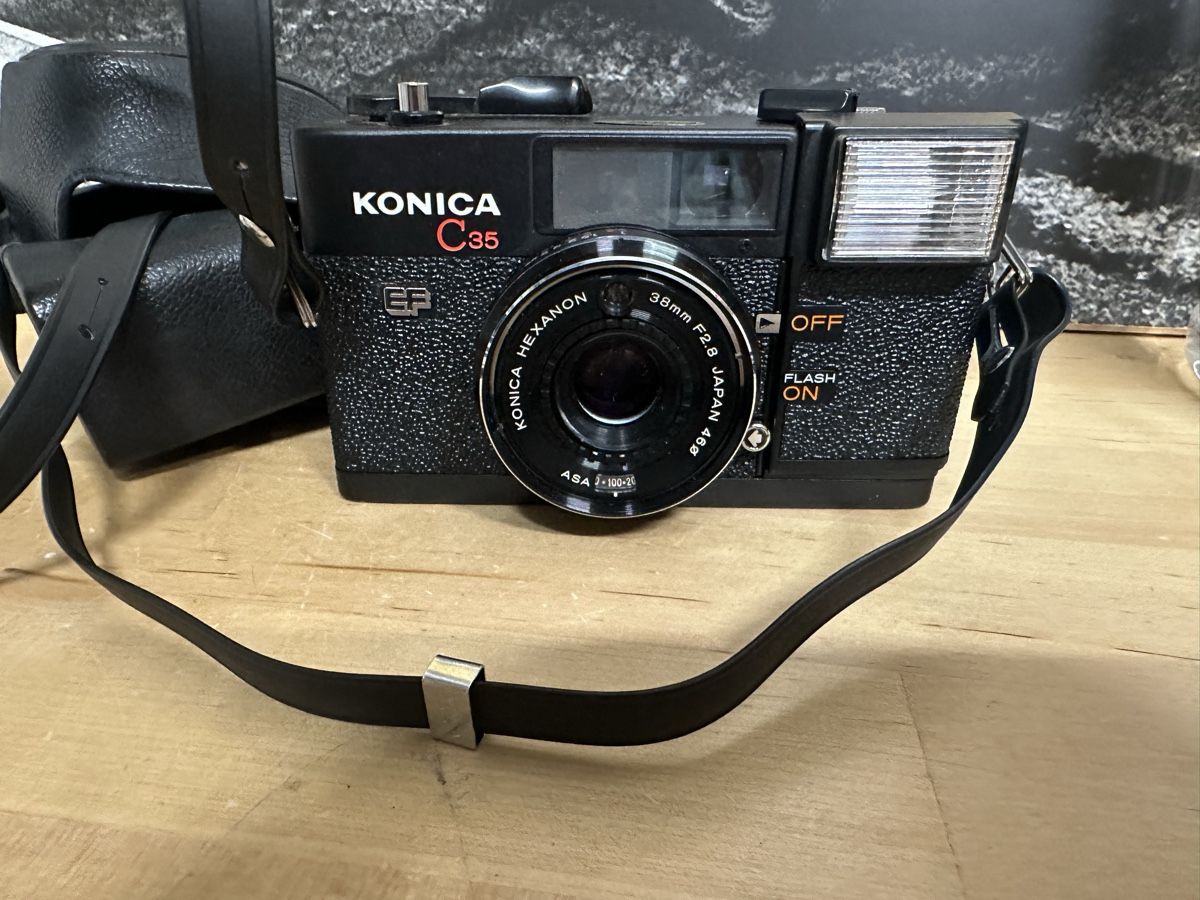 Konica Kamera: Konica C35 EF Kameraset mit Tasche – Gebraucht aus Ebikon von Gaenggeliwaar