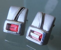 Rhodinierte Silber 925 Ohrstecker mit Granat