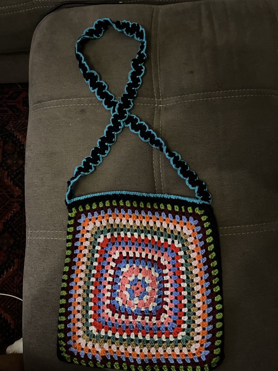 Sacs femmes: Crocheted Shoulder Bag Handmade Multicolor Granny Square – Neuf (Voir description) à Zürich par aks_nyc5 3