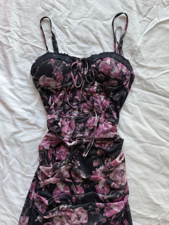 Schwarzes geblümtes Kleid CIDER