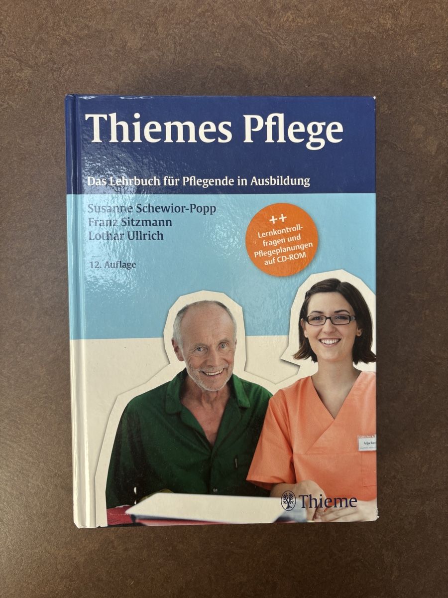 Bücher: Lehrbuch Thiemes Pflege – Gebraucht aus Lungern von Nachtwind2002