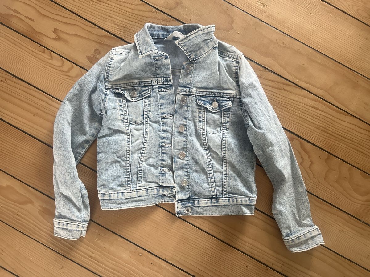 H&M Giacche & Cappotti: Helle Jeansjacke in 134 – Usato da Allschwil venduto da Fabienne0124