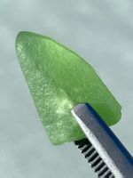 Peridot roh Kristall, 10.8 Karat, Pakistan