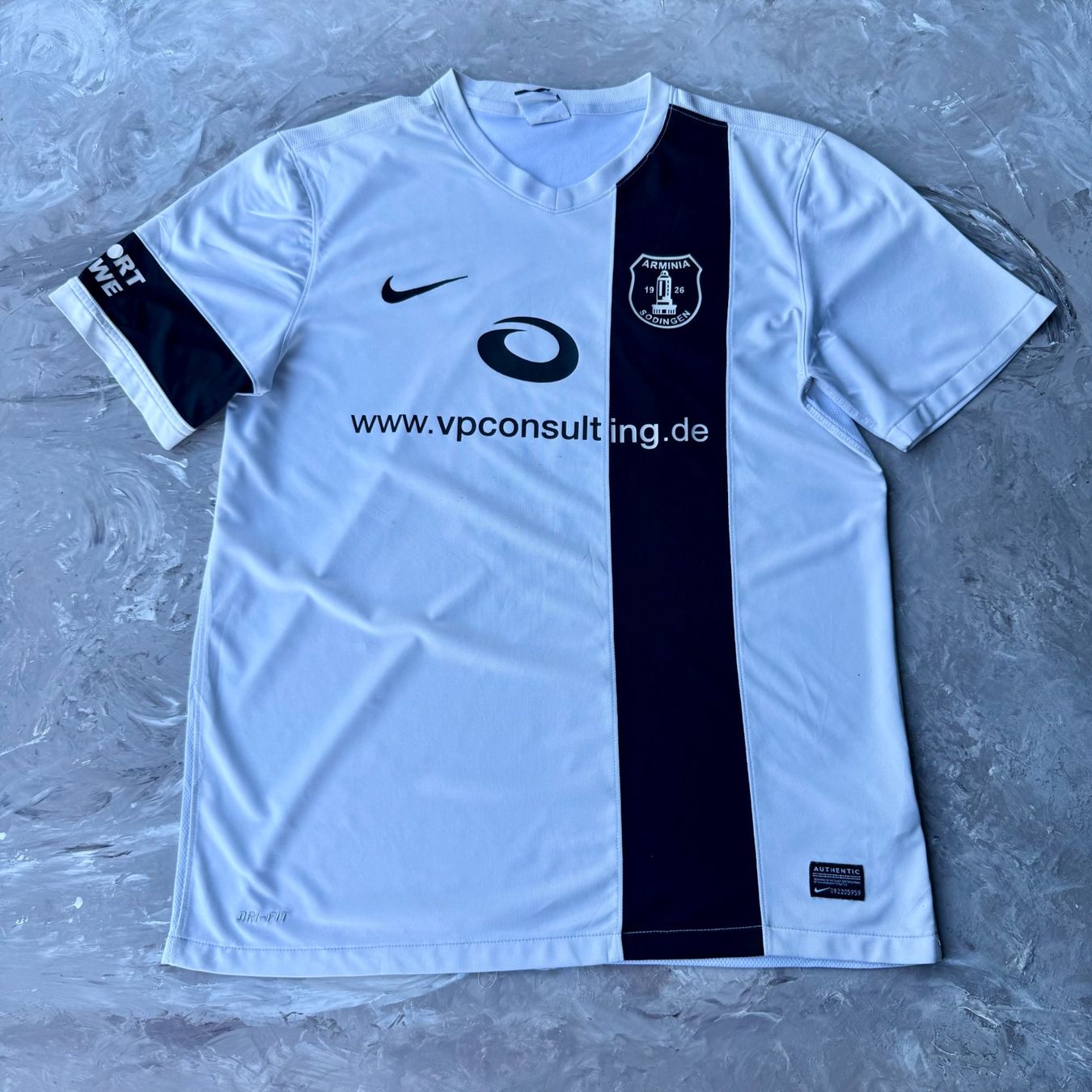 Canottiere & Pantaloni: Maillot ARMINIA SODINGEN Nike blanc/noir – Usato da Thônex venduto da Suisse.Shopping