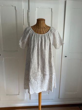 Kleidchen greige mit Lochstickerei M