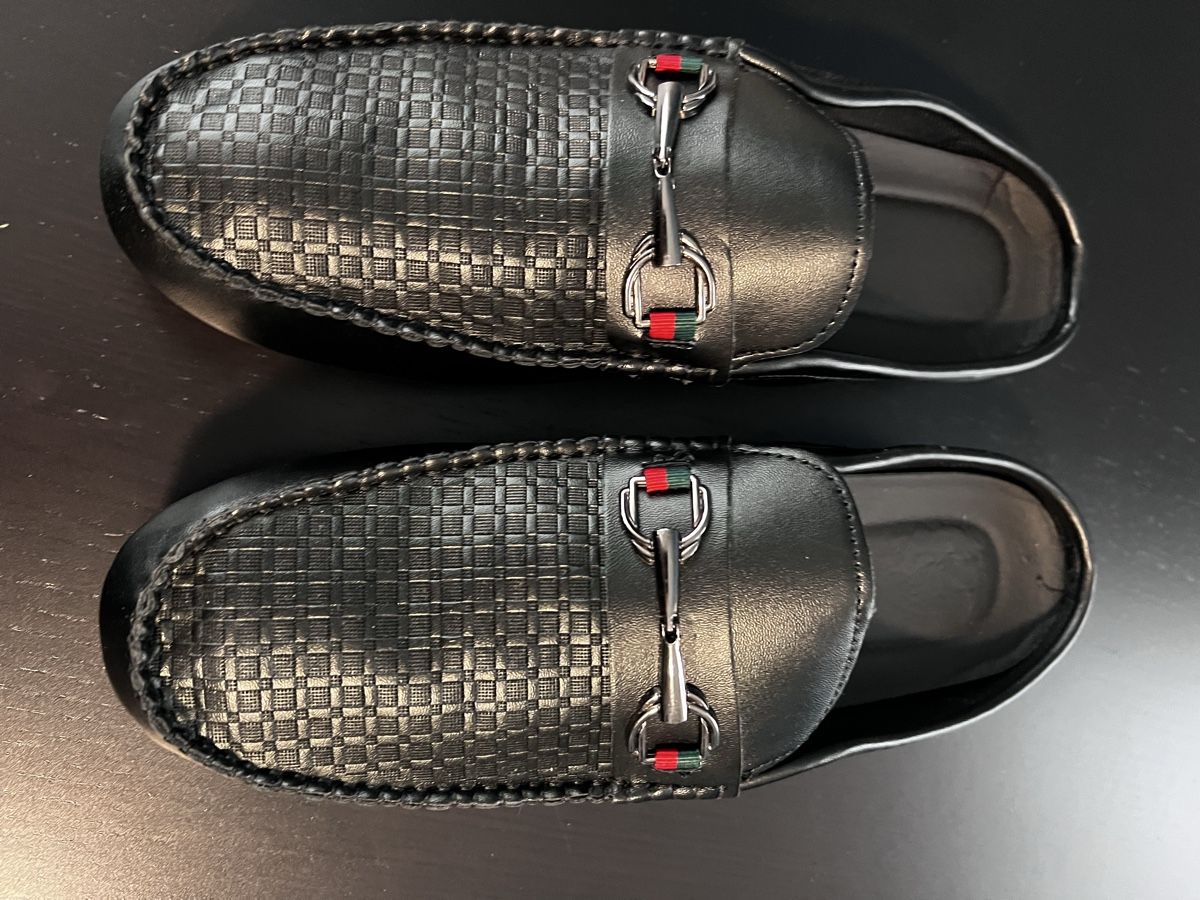 Scarpe da uomo: Schwarze Herren Slipper Gr. 41 muster wie Cucci – Nuovo (secondo la descrizione) da Windisch venduto da Kamalun
