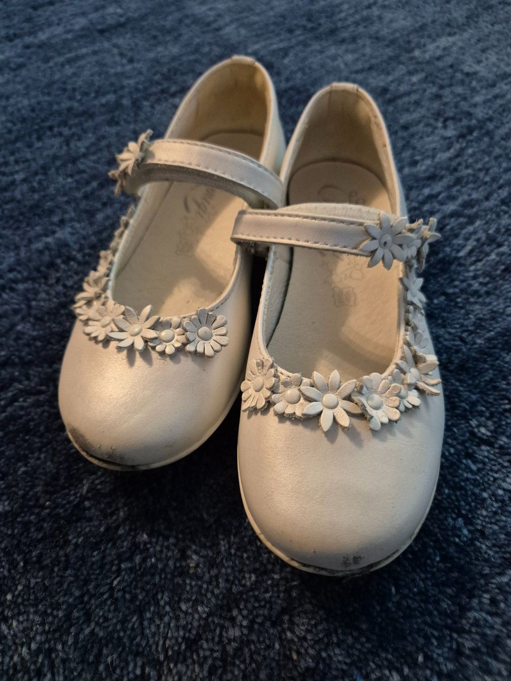 Primigi Scarpe per ragazze: Weisse Schuhe mit Blumen, Grösse 30 – Usato da Altendorf venduto da MiriCaj