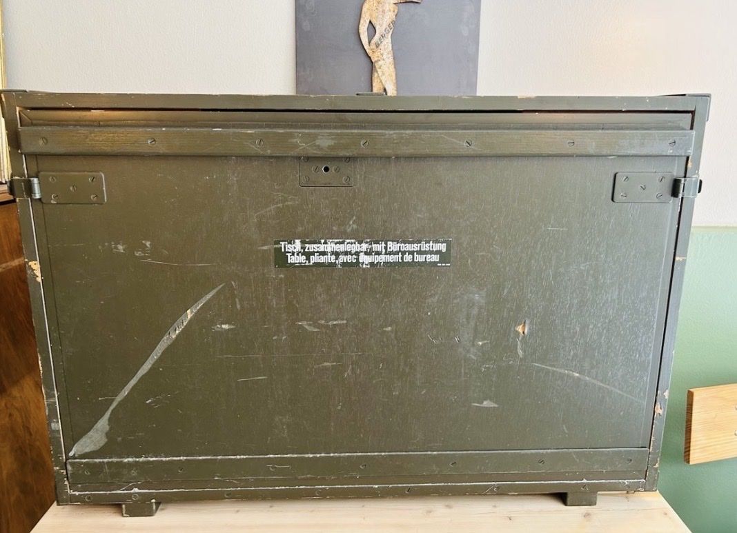 Transportkisten: Originale Schweizer Armee Bürokiste Feldbüro Klapptisch  – Gebraucht aus Basel von good_forms 4