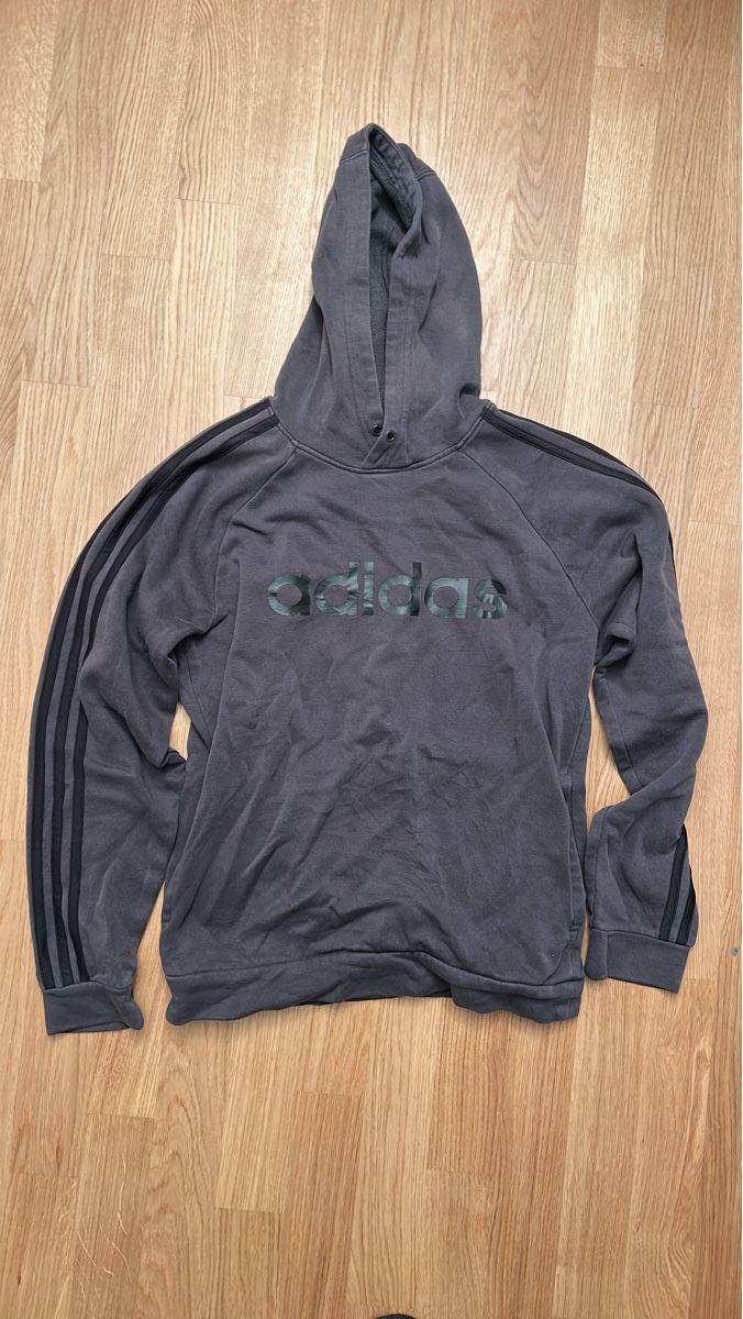 Adidas Maglioni & Felpe: Grauer Adidas Kapuzenpullover Grösse S im Herbst-Look – Usato da Luzern venduto da ThrowbackVintage