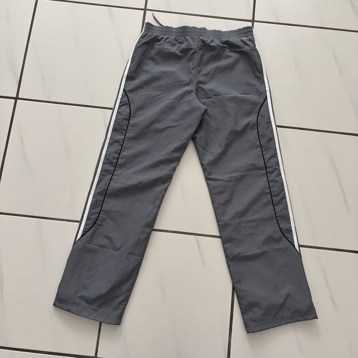 Adidas Pantaloni: Sporthose Adidas grau Grösse S – Nuovo (secondo la descrizione) da Opfikon venduto da ZDem 2