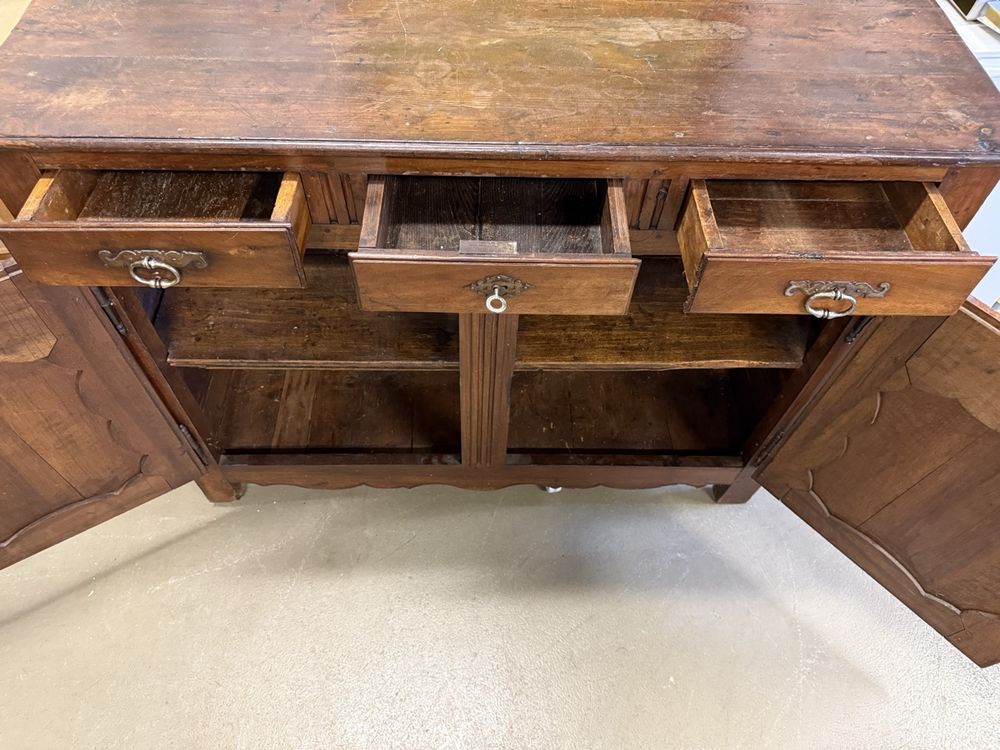 Commodes: Französische provenzalische Anrichte aus Nussbaum - Louis XV – D'occasion à Strengelbach par RaenAntikDesign 2
