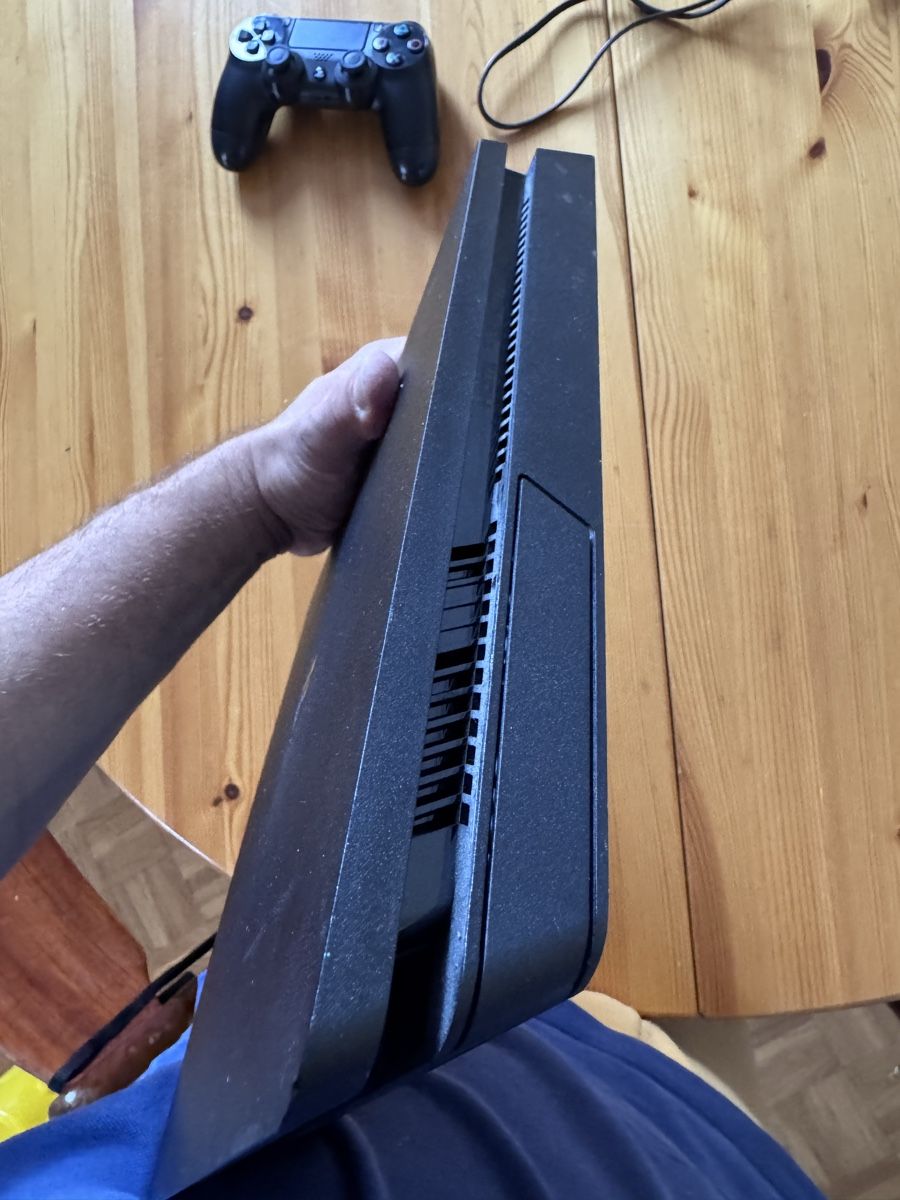 Sony Console: Console Sony PlayStation 4 Slim avec manette et cbles – Usato da Vesenaz venduto da miguelfdfrade 5