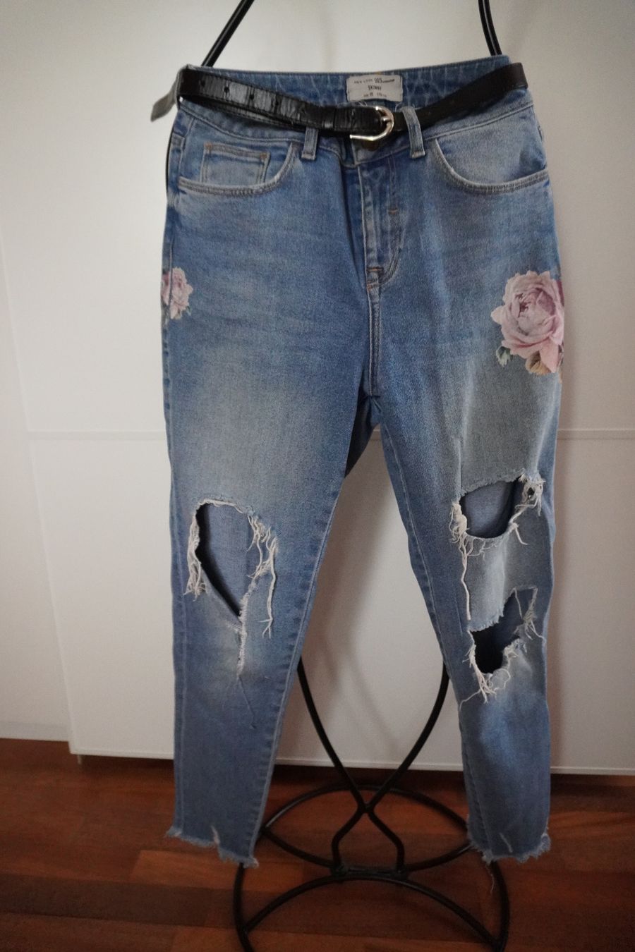 New Look Pantaloni: Jeans mit Rissen und Blumenmuster,  Gr. 36 – Usato da Uster venduto da aur_rtd8