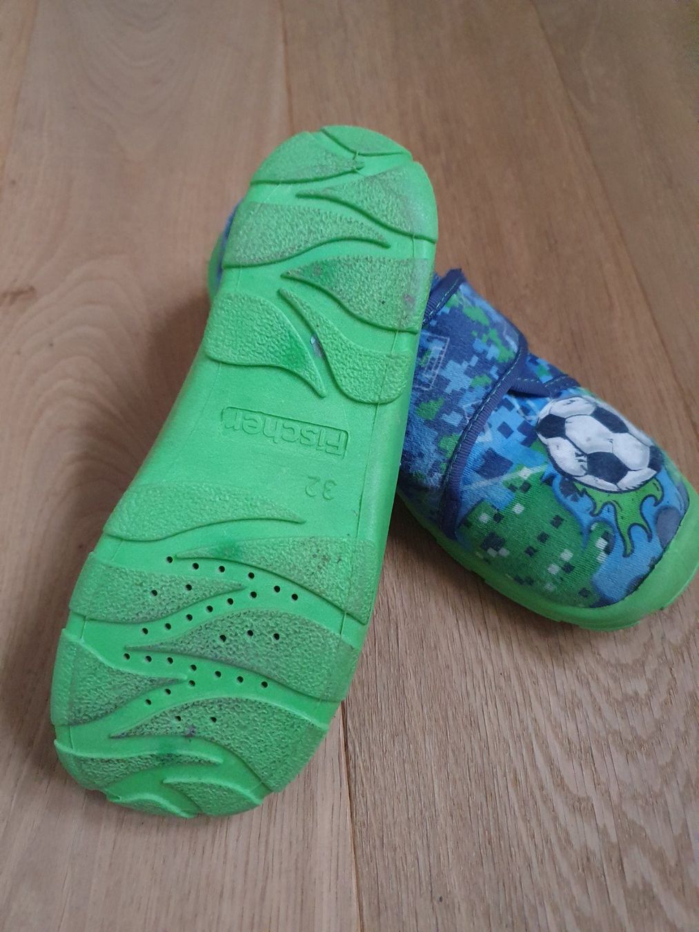 Fischer Scarpe per ragazzi: Hausschuhe, Gr. 32, Fussball Design – Usato da Arni AG venduto da Xalia 2