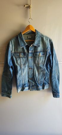 Jeansjacke der Marke YES/ENG mit metallischen Knöpfen