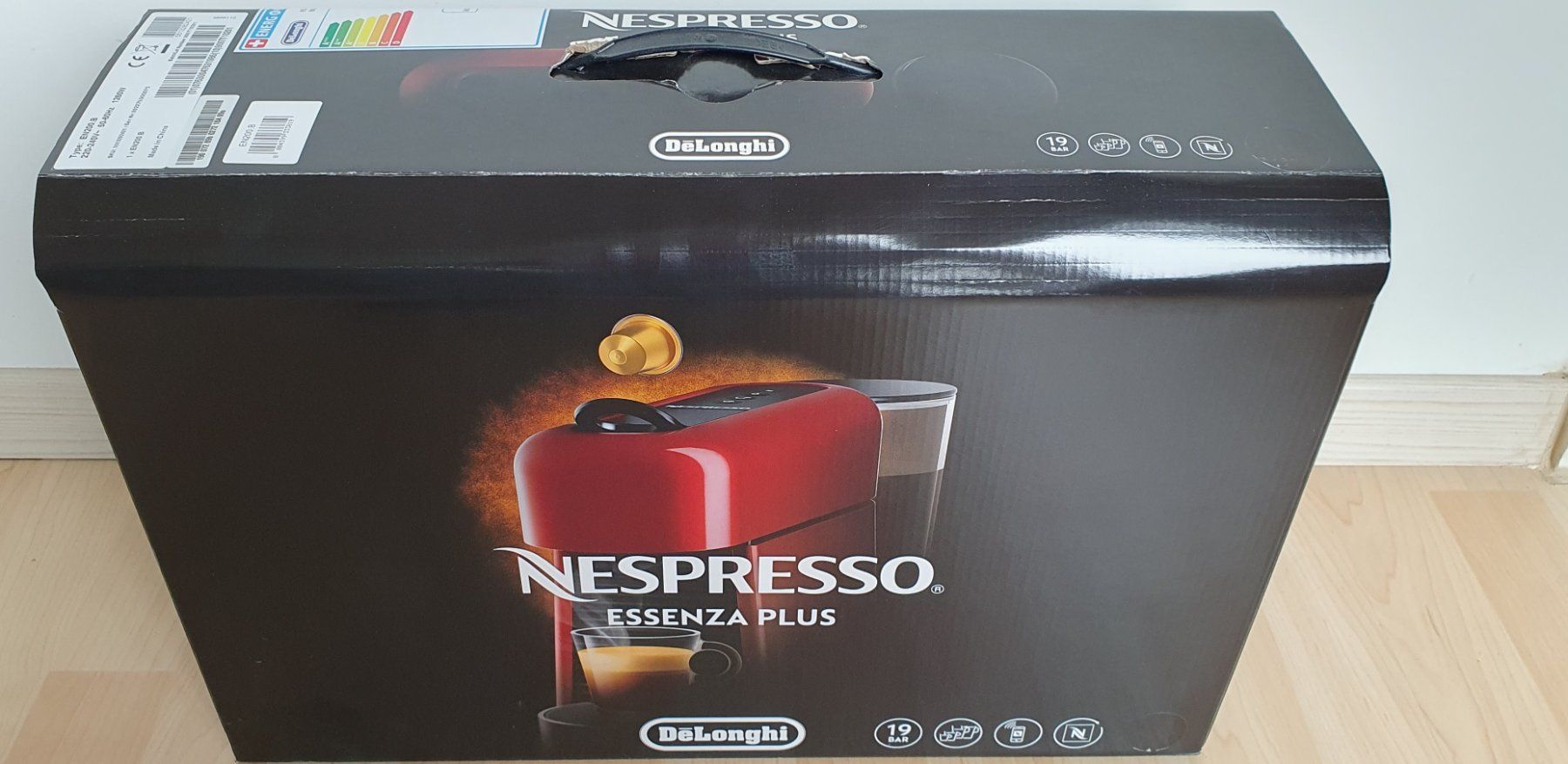 De'Longhi Macchine per caffè & Macchine per espresso: DeLonghi Nespresso Essenza Plus mit Bluetooth Funktion – Usato da Ernetschwil venduto da Cob1998 9