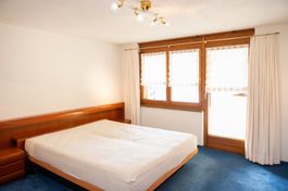 Schlafzimmereinrichtung inkl. Kopfteil Bett mit Nachtkästen
