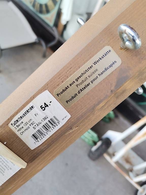 Sonstige Dekorationen & Accessoires: Futterhausständer, Vogelhausständer, Dreibeinständer, Vogelh – Gebraucht aus Wiedlisbach von materialkreislauf 3