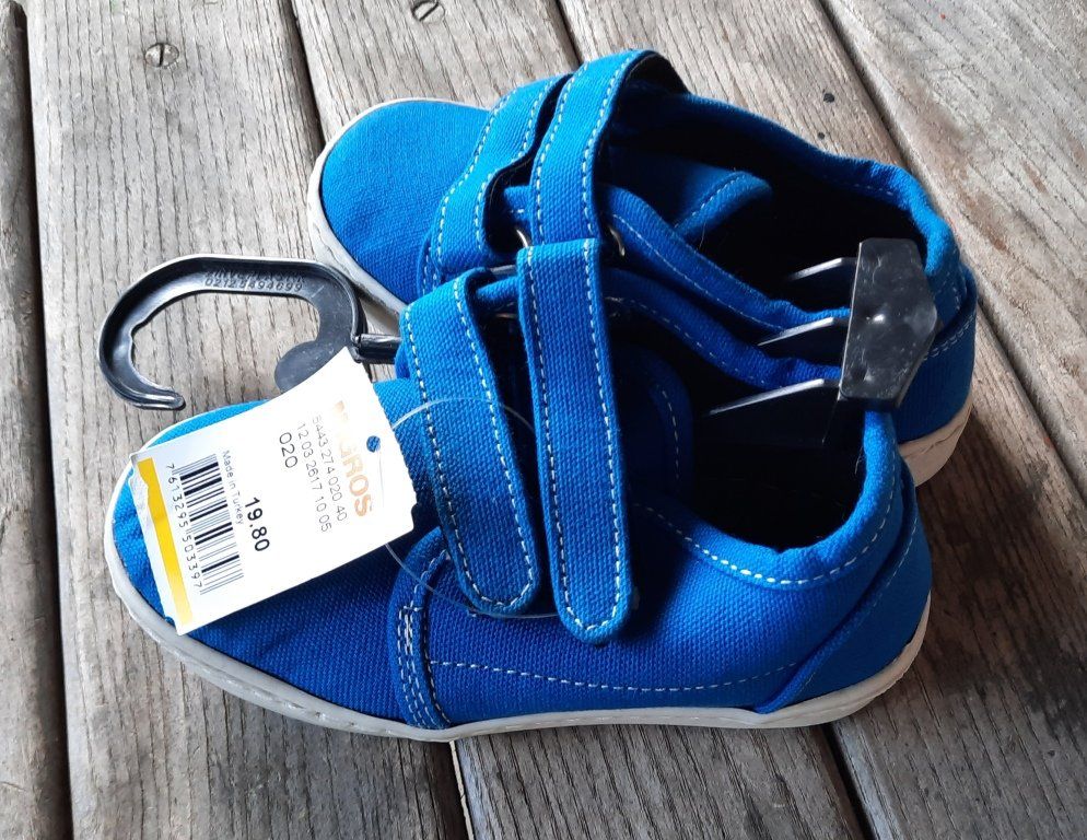 Schuhe für Jungen: 2Paar Neue Kinderschuhe, Grösse 20 + 27, – Gebraucht aus Walterswil SO von Fundort 4