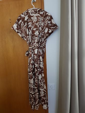 Robe Mango, taille L, motifs floraux marron et beige.