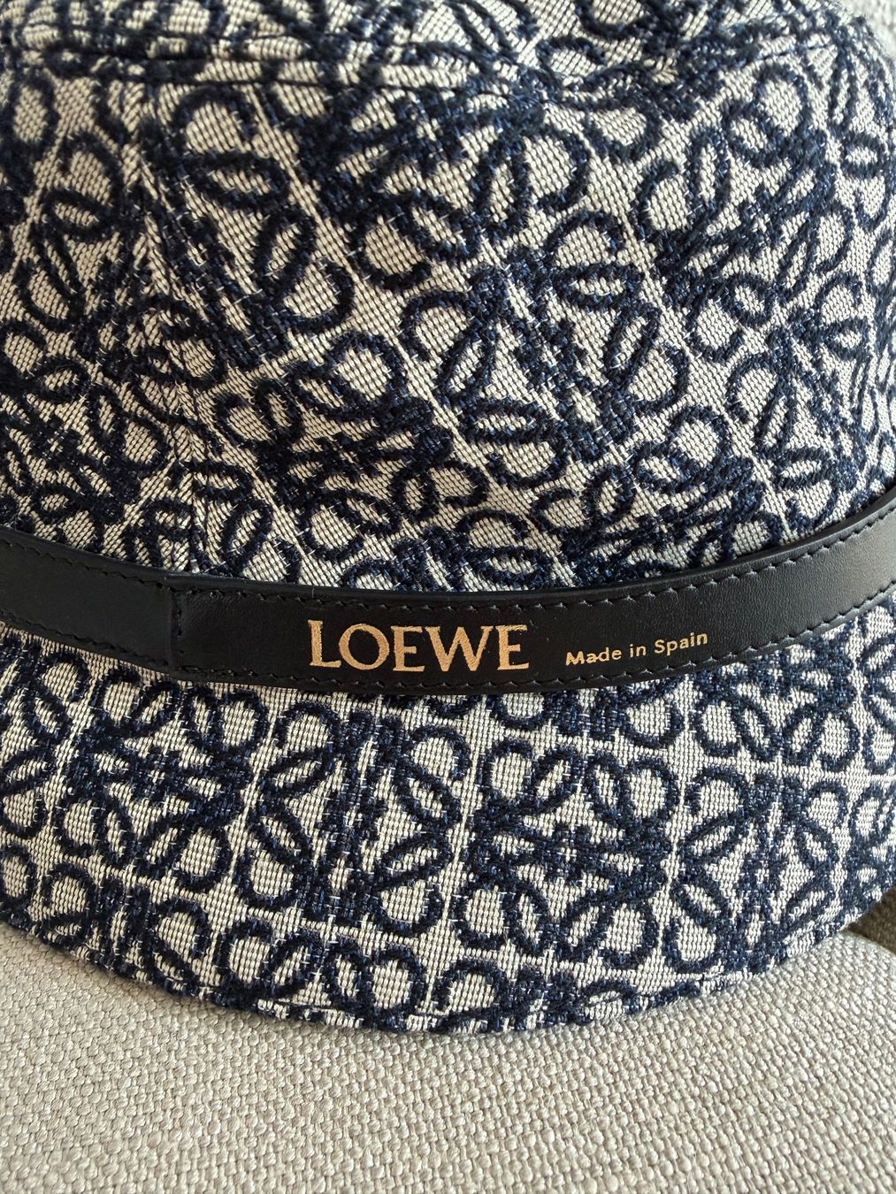 Loewe Copricapi, berretti & cappellini: Loewe Bucket Hat Damen 57cm – Usato da Wädenswil venduto da Alice_style 1