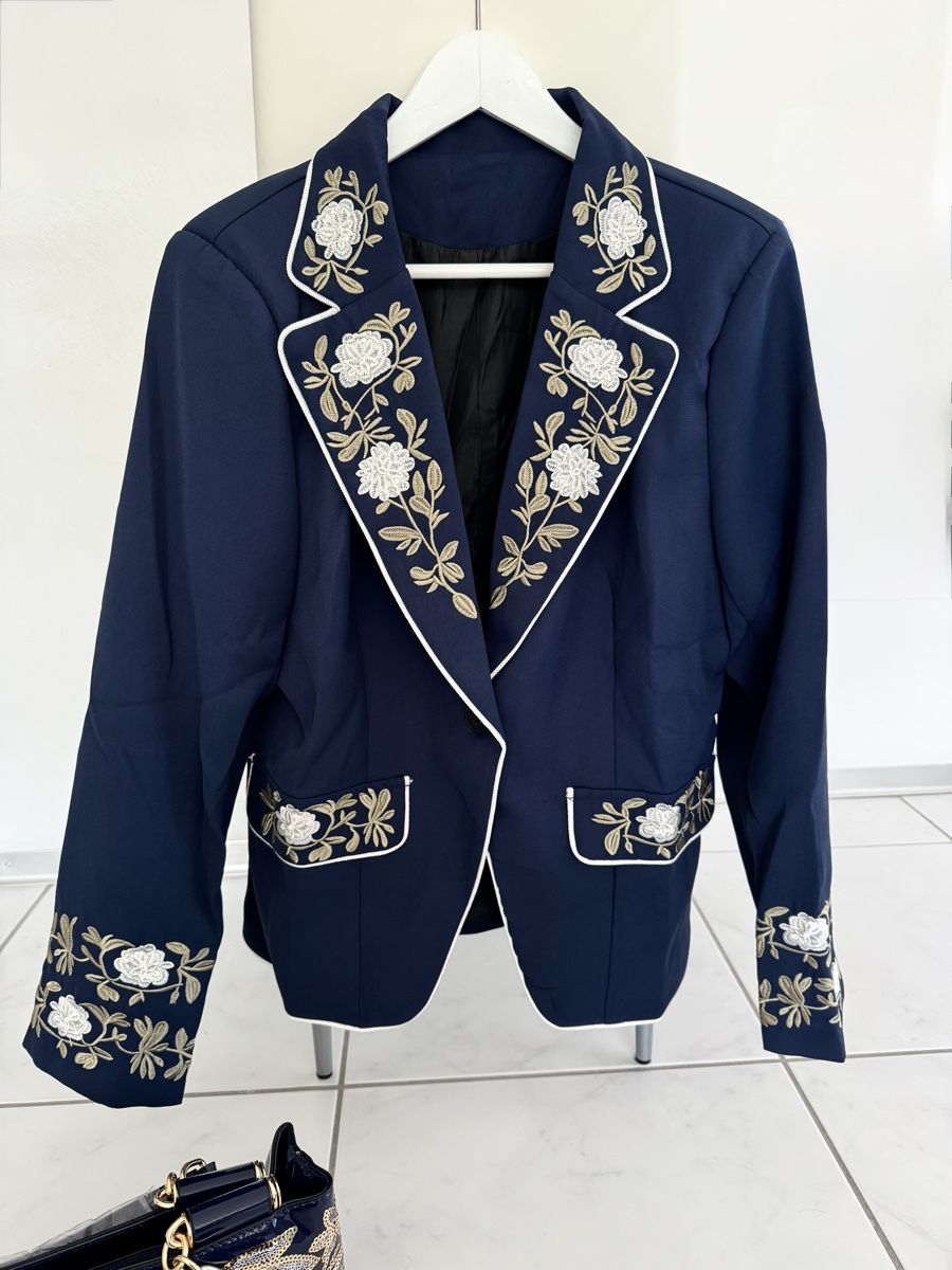 Giacche: Modischer Folklore-Damenblazer (NEU) – Nuovo e nell'imballaggio originale da Lachen SZ venduto da artbyblondangel