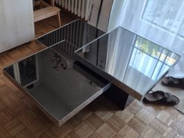Eleganter Couchtisch mit Glasplatte und Chromgestell
