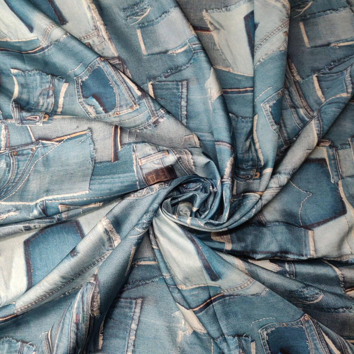 Tessuti: Ital. Seide 100% Stoff 1.50x1.35m blu jeans patchwork chiaro – Nuovo (secondo la descrizione) da Lufingen venduto da Voyager7