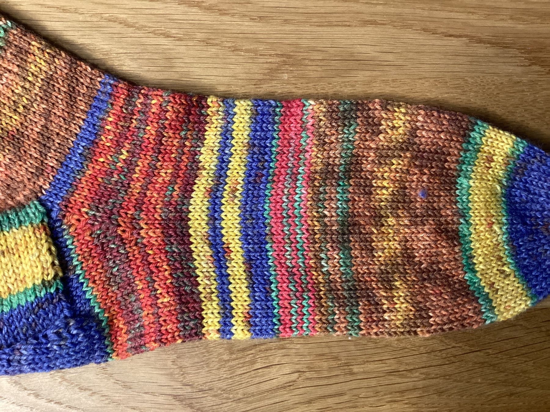 Calze: Handgestrickte Hundertwasser Socken – Nuovo e nell'imballaggio originale da Flawil venduto da kruemeli02 1