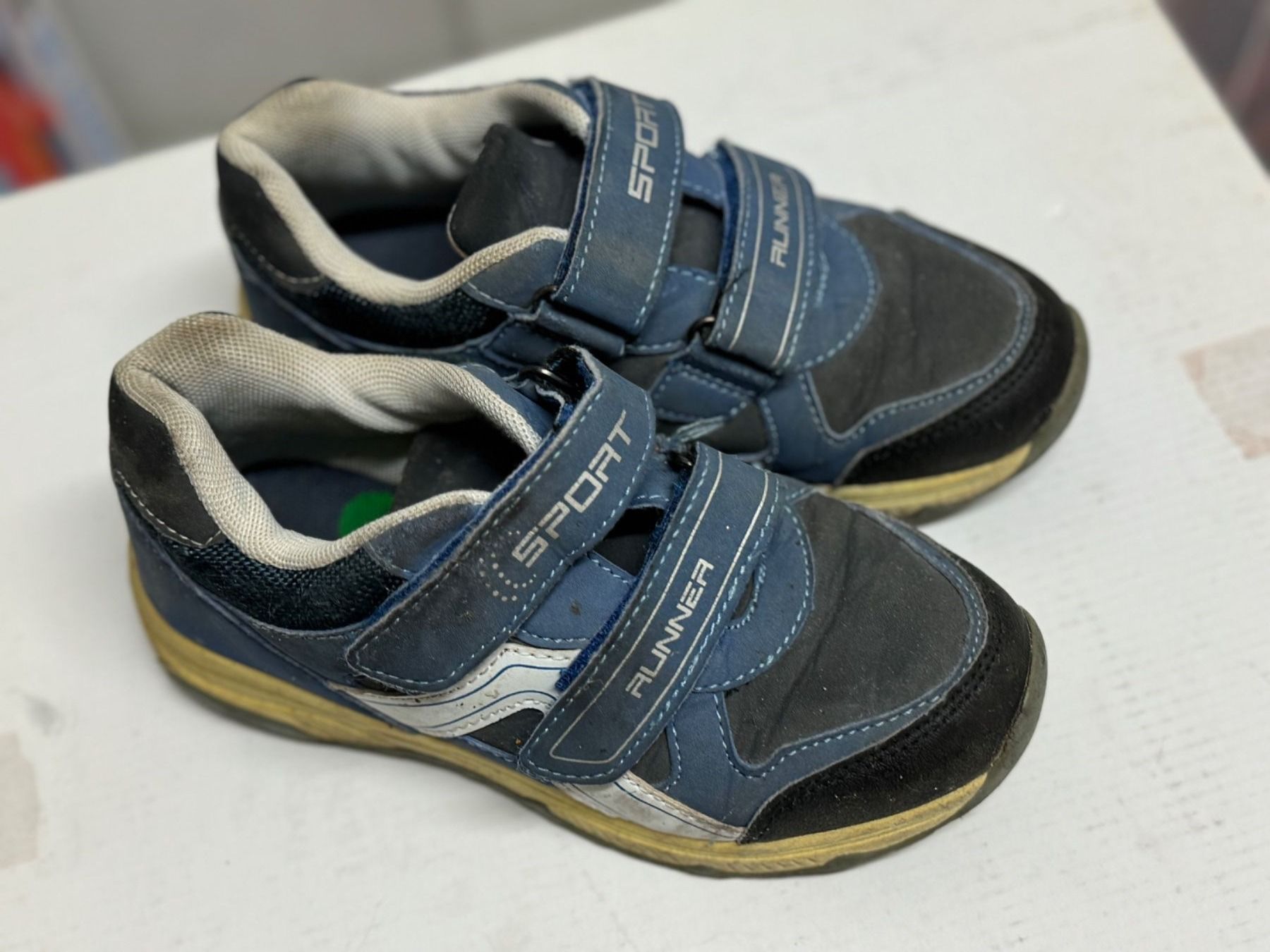 Scarpe per ragazzi: Sneaker für Kinder, Grösse 31 – Usato da Sursee venduto da k12g223