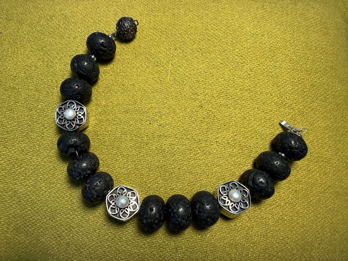 Bracciali & Braccialetti: Armband aus Lavasteinen, Silber &Perlen – Usato da Wald ZH venduto da quirline