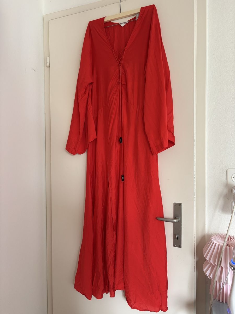 H&M Kleider: Red H&M summer Dress - Size M – Gebraucht aus Wallisellen von eli_v7dn 1