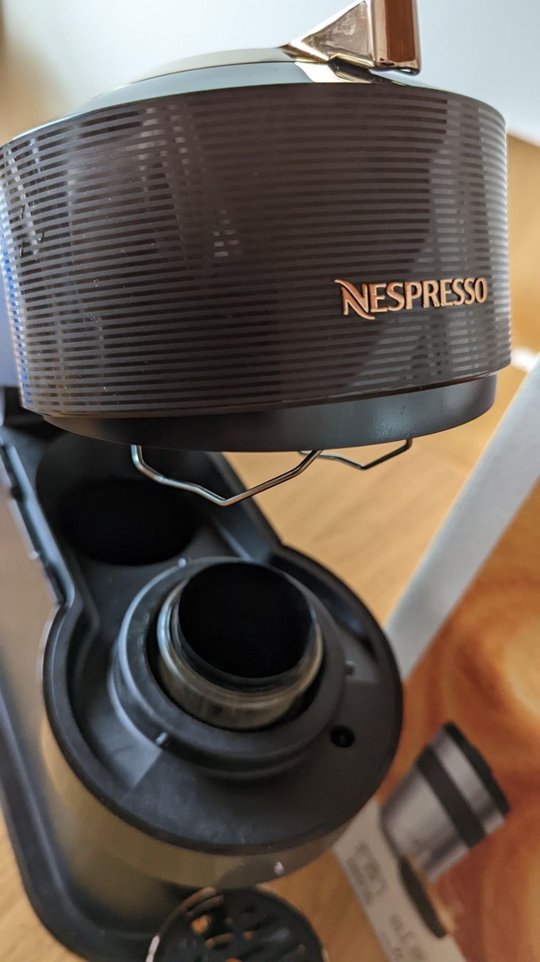 Nespresso Kaffeemaschinen & Espressomaschinen: Vertuo Next Premium Rose Gold Nespresso – Gebraucht aus Glattbrugg von  3