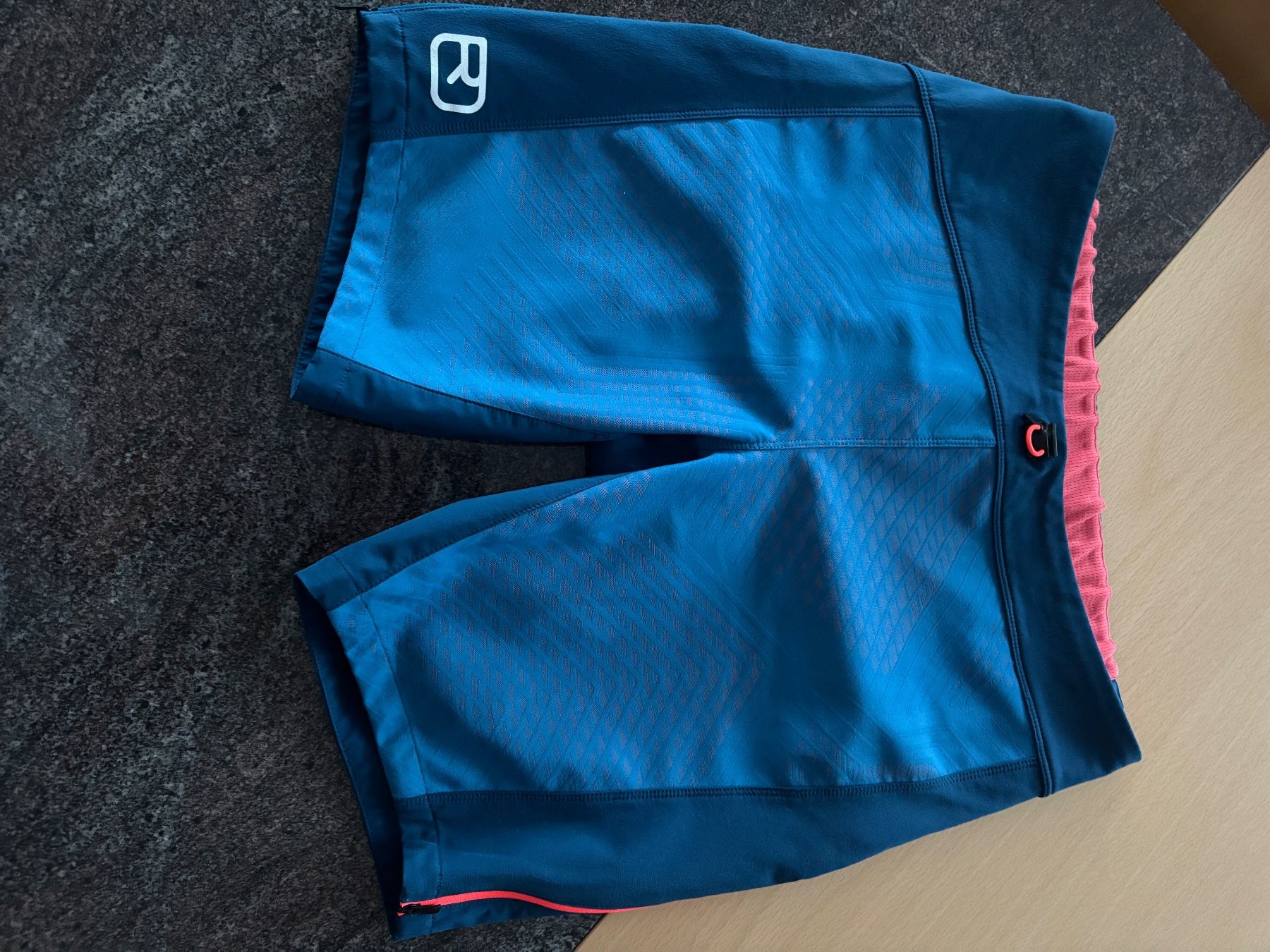 Ortovox Pantaloni: Ortovox Gr.M – Nuovo (secondo la descrizione) da Hasliberg-Hohfluh venduto da Adbu13