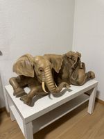 Handgeschnitzter Holzelefant mit Baby