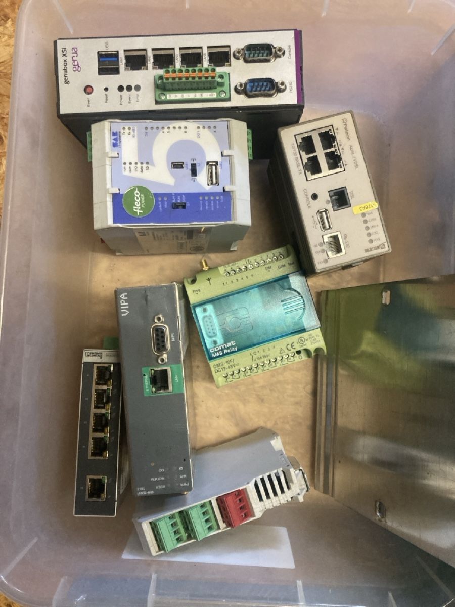 Spine: Lot de matériel électrique  – Usato da Bourrignon venduto da Rere3 3