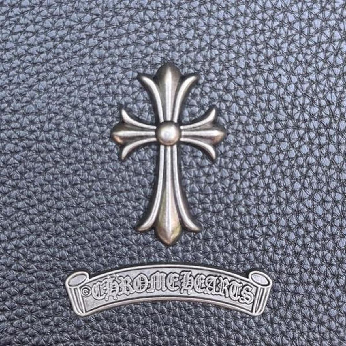 Chrome Hearts Portafogli: Gothic Cross Leather Wallet - Black with silver cross – Nuovo e nell'imballaggio originale da Caviano venduto da reselleo21 1